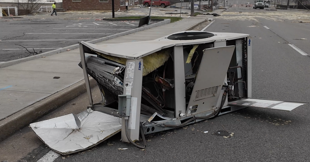 Un equipo de aire acondicionado comercial fue desplazado por el Tornado que impactó Arnold en la noche del Viernes. (Foto: J.Klein)